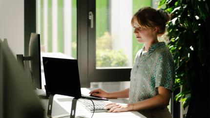 ClimatePartner Mitarbeiterin am Laptop