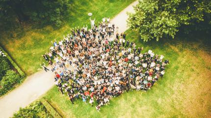 Gruppenfoto mit Drohne