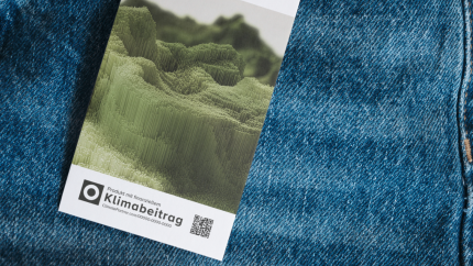 Hang tag mit Label "Produkt mit finanziellem Klimabeitrag"