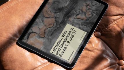Tablet mit Titelseite des E-books Emissionen in Scope 1, 2 und 3