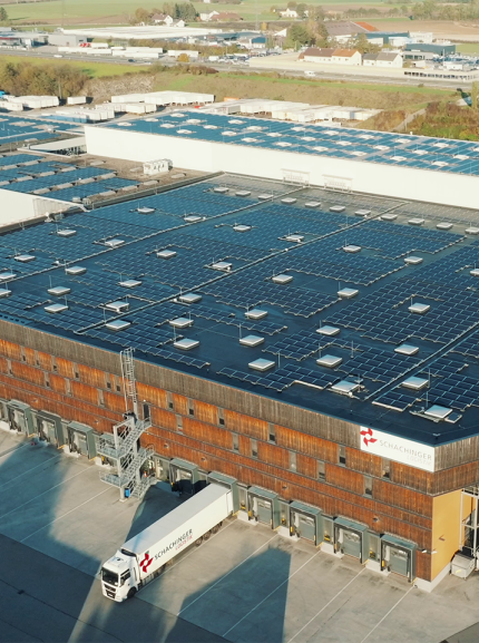 Schachinger Logistik Gebäude mit Solarpanels auf dem Dach
