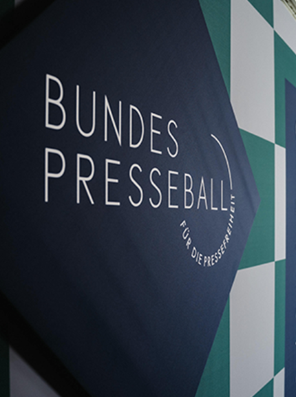 Bundespresseball Logo an Wand