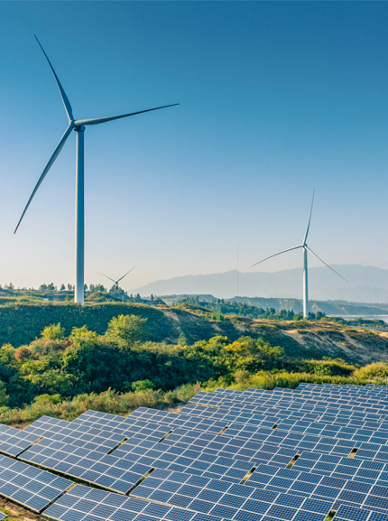 Wind Turbinen hinter einem Feld Solar Panelen