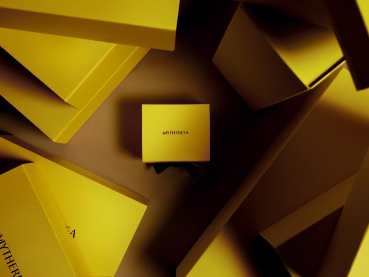 Gelbe Verpackungsboxen mit Mytheresa-Schriftzug