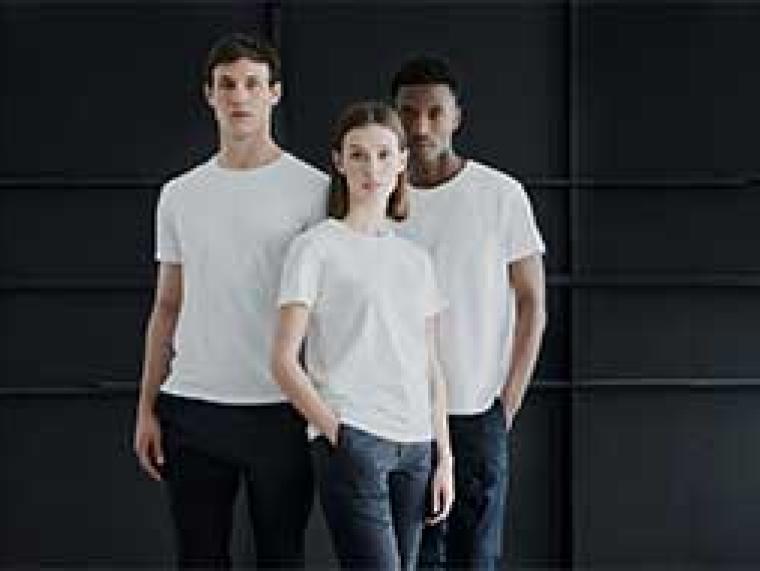 Zwei Männer und eine Frau in weißen T-shirts und Jeans