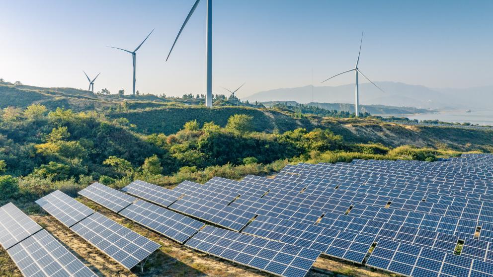 Windräder und Solarpanele