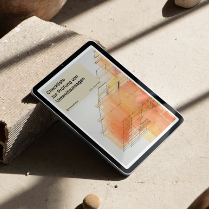 Tablet mit Deckblatt der Checkliste