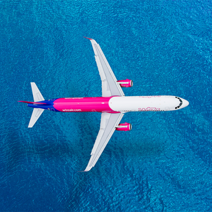 Wizz Air Flugzeug über blauem Wassser von oben