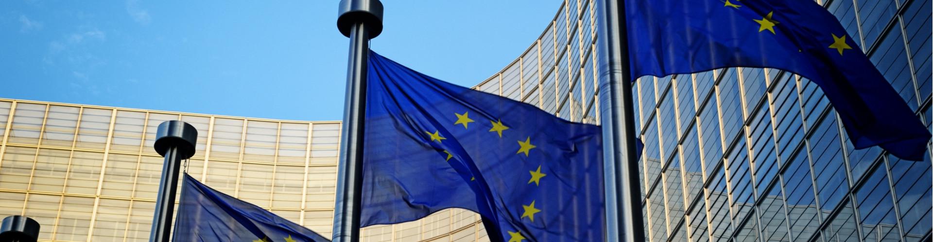 Die neuen EU-Richtlinien über umweltbezogene Werbeaussagen – ein Überblick Europa-Fahnen vor einem Bürogebäude