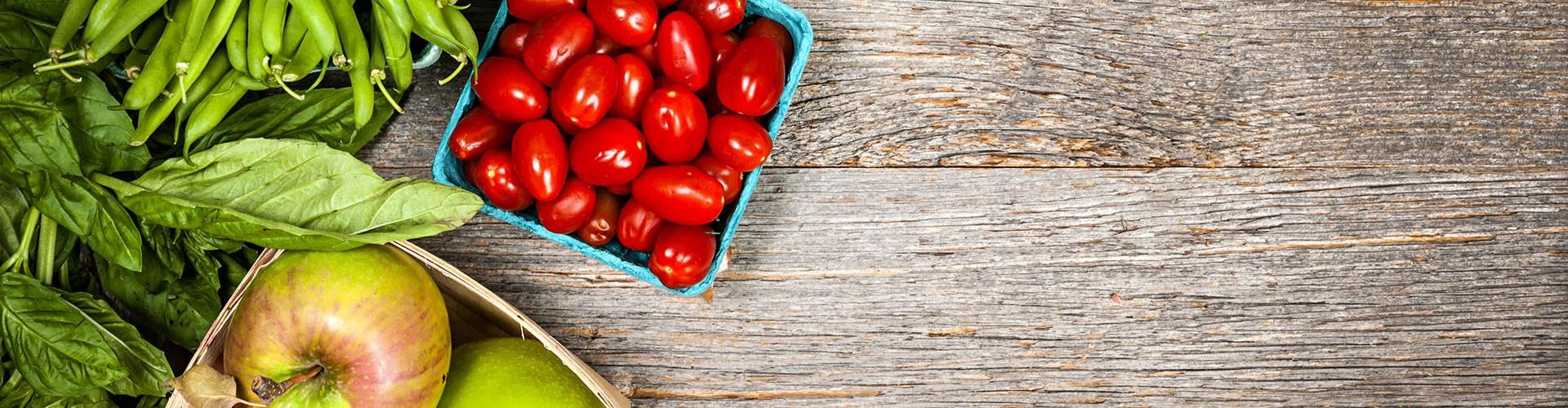 How can we eat in a more climate-friendly way? The supply chain from farmers to food retailers Vegetables and fruits on a desk