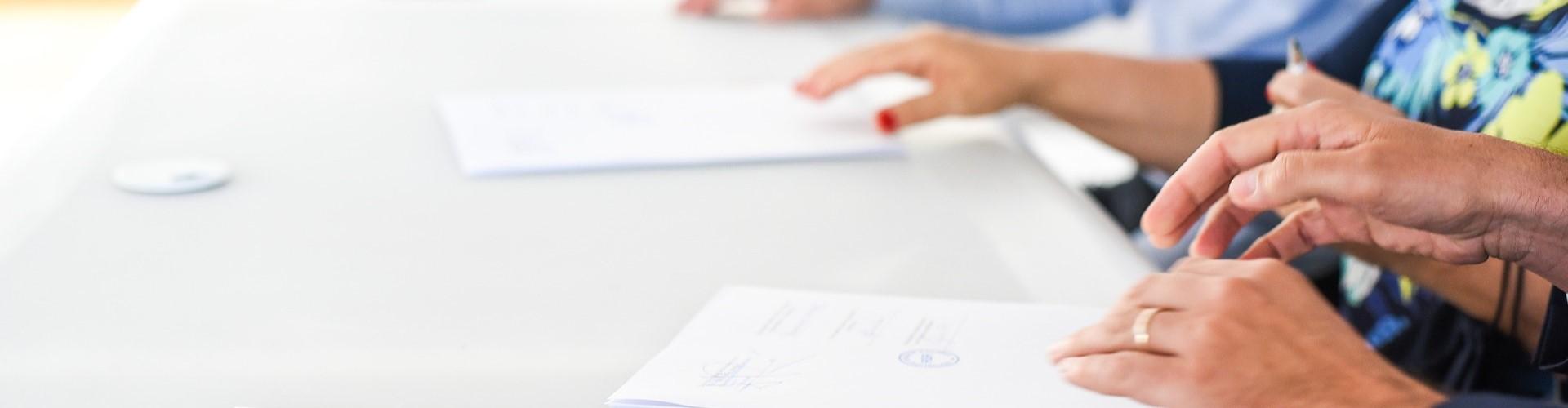 ClimatePartner unterzeichnet Positionspapier der Stiftung Allianz für Entwicklung und Klima Menschen unterzeichnen ein Positionspapier