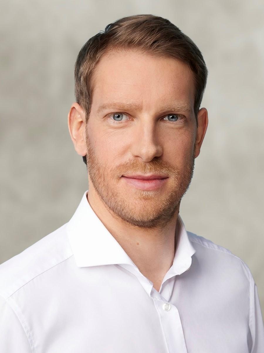 Portrait eines lächelnden Mannes in weißem Hemd